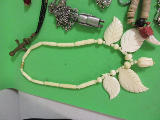 lot 303 image: ARTISAN MADE PRIMITIVE NECKLACE AND MORE