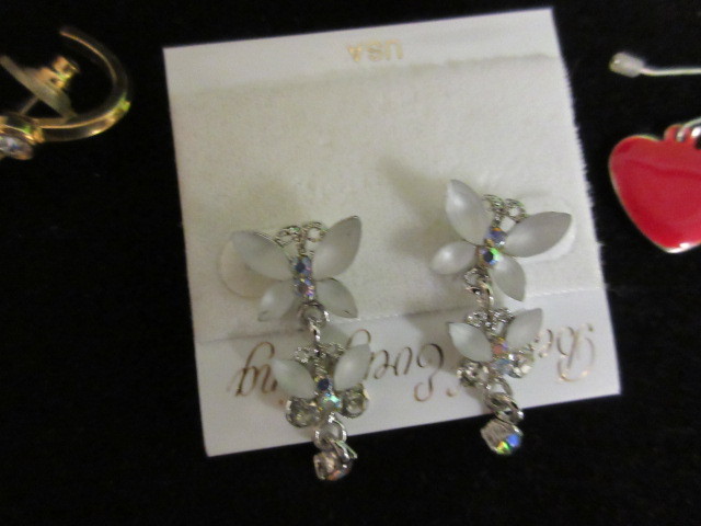 lot 304 image: ASSORTED COSTUME JEWELRY
