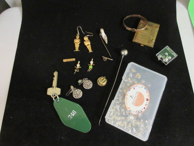 lot 306 image: MOTHER OF PEARL AND GOLD HAT PIN AND MORE