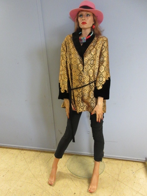 lot 322 image: FULL SIZE DRESSED UP MANNEQUIN WITH STAND