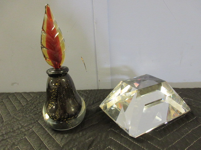 lot 324 image: ART GLASS ARTIST SIGNED PERFUME BOTTLE AND CLEAR CUT GLASS ART PIECE