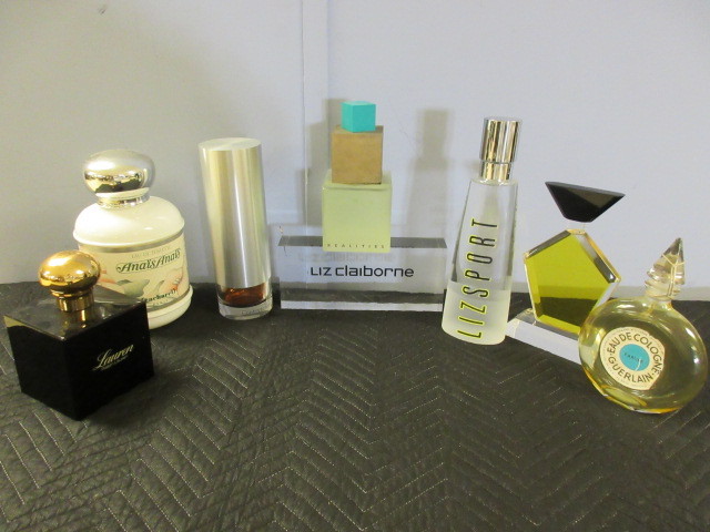 lot 325 image: LARGE WOMENS FRAGRANCE RETAIL STORE DISPLAY BOTTLES