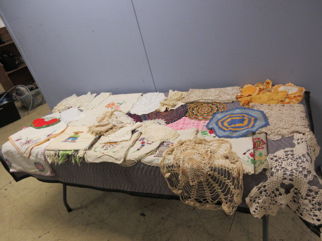 lot 361 image: VINTAGE LINENS