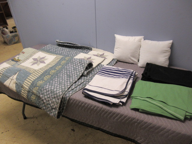 lot 363 image: HANDMADE QUILT AND MORE