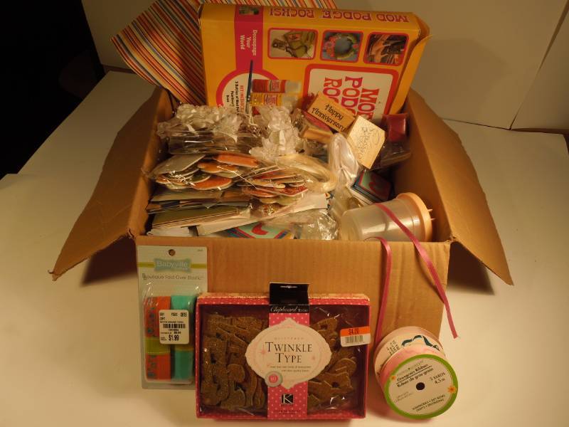 lot 19 image: Crafts & Scrapbooking supplies