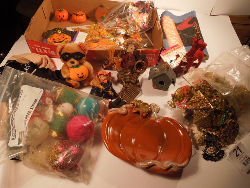 lot 21 image: Holiday Dcor - Halloween, Thanksgiving, Christmas
