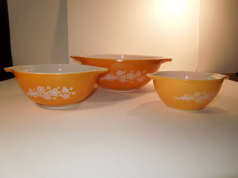 lot 24 image: Pyrex - Butterfly Gold Cinderella Set