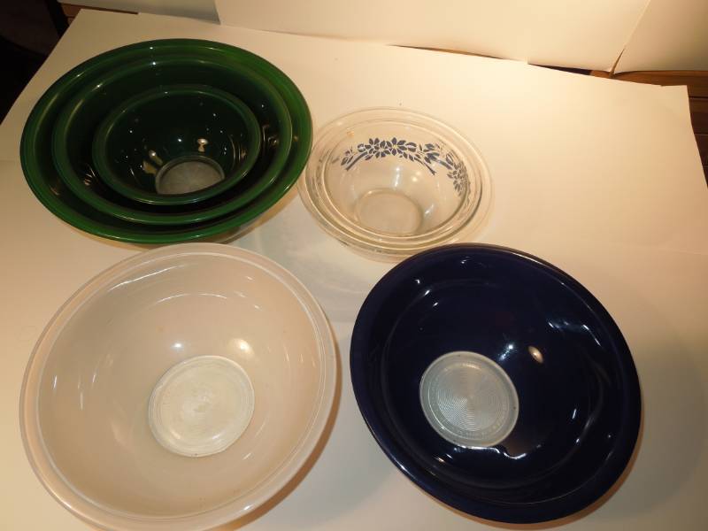 lot 25 image: 7 Clear Bottom Vintage Pyrex