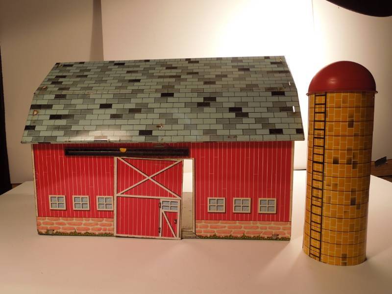 lot 26 image: Vintage Tin Farm Set - Barn and Silo