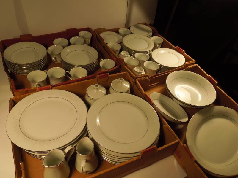 lot 30 image: China Set - plus serving pieces
