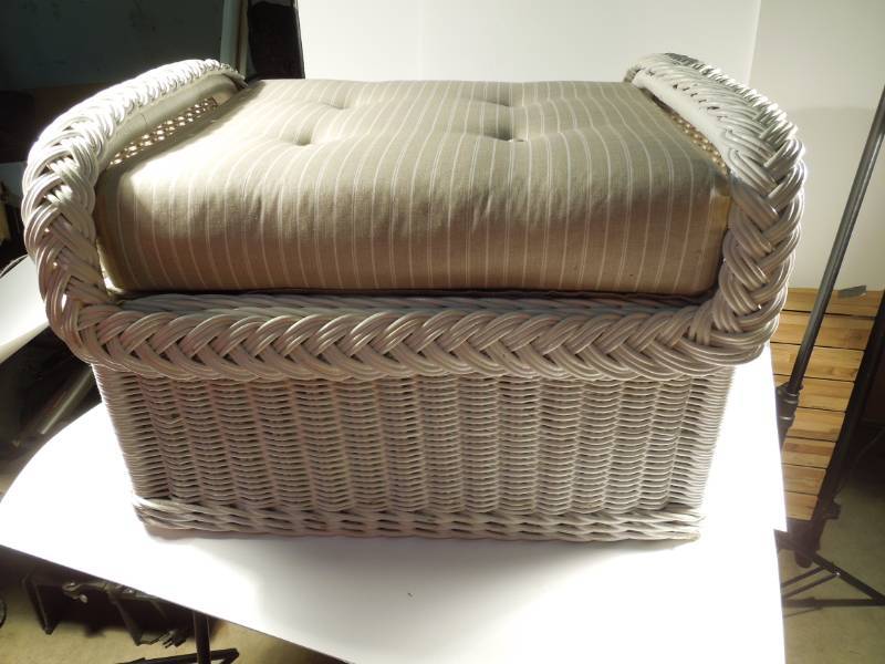 lot 40 image: White Rattan Bench with Cushion