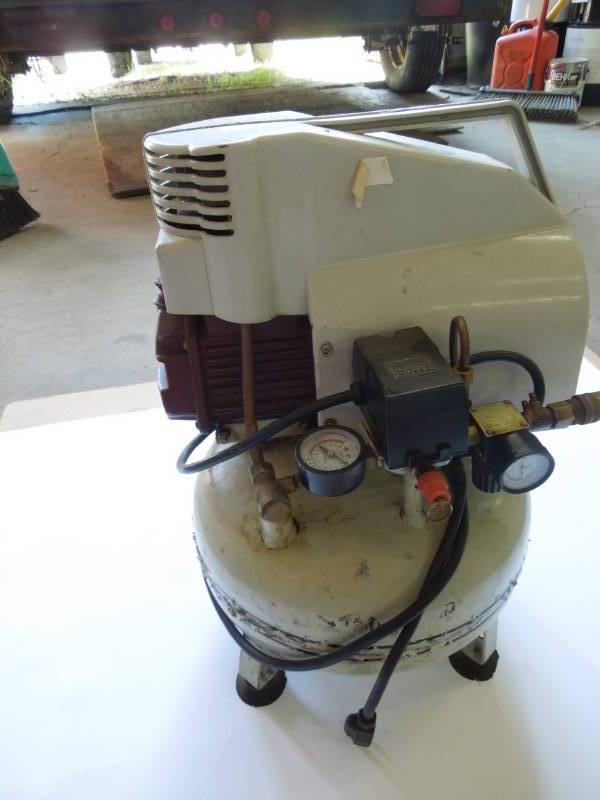 lot 64 image: Air Compressor - 4 Gal, 2HP Pancake