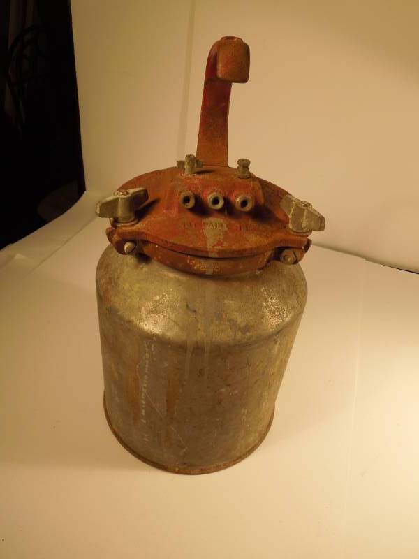 lot 87 image: Speedy Paint Canister - Antique
