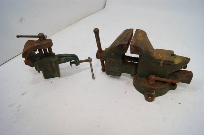 lot 21 image: Lot of 2 Vintage Bench Vises