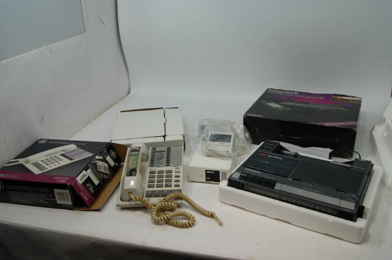 lot 32 image: Phone, Caller ID, NIB Magnavox Telephone Answering Machine Clock Radio