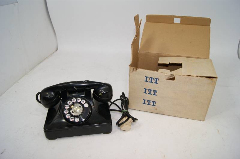 lot 33 image: Vintage Telephone