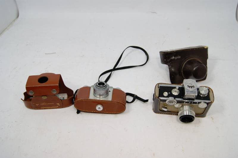 lot 36 image: 2 Vintage Cameras