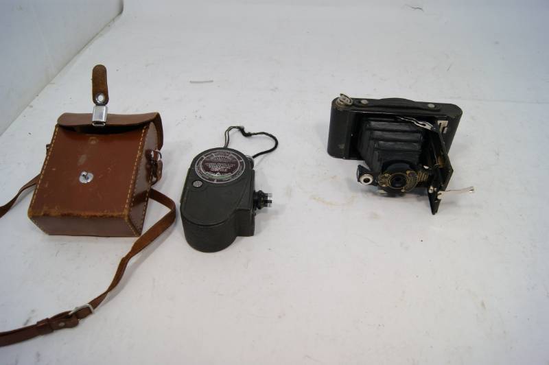 lot 37 image: Lot of 2 Vintage Cameras