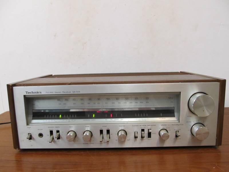 lot 10 image: Vintage TECHNICS SA-505 Stereo Receiver