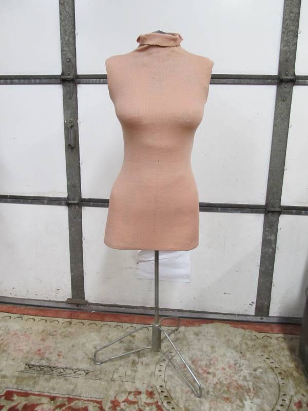 lot 18 image: Vintage Female Dress Form wStand