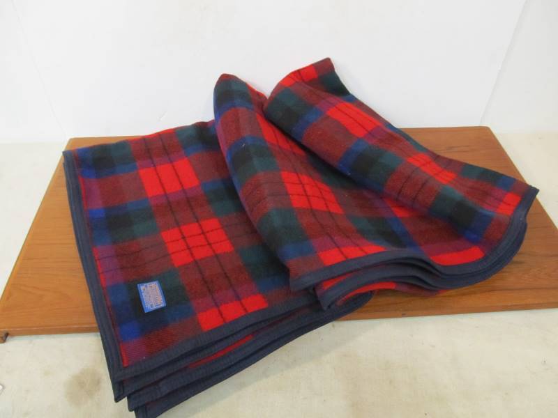 lot 19 image: Very Nice Vintage PENDLETON Wool Blanket