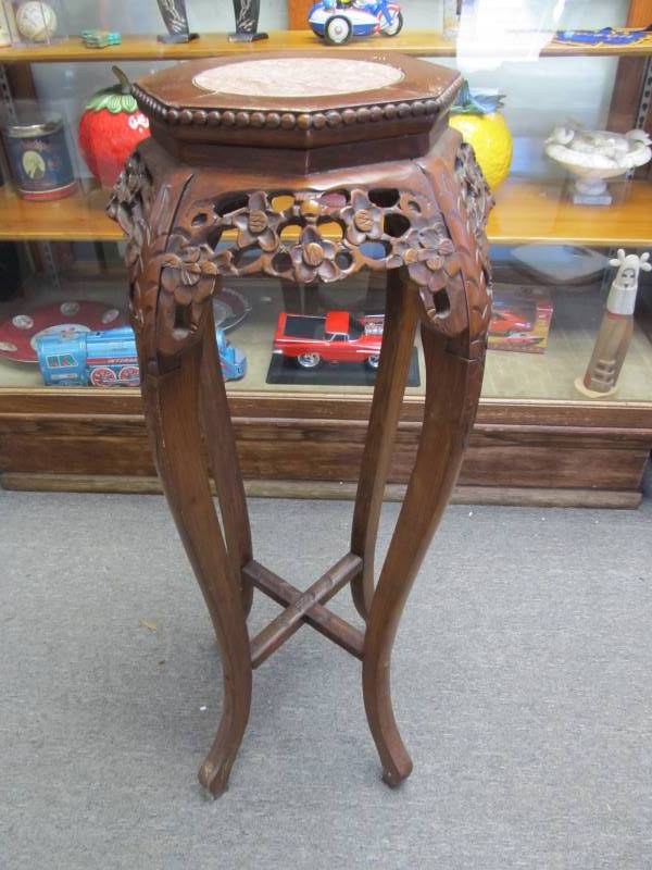 lot 48 image: Ornate Floral Design FernPlant Stand