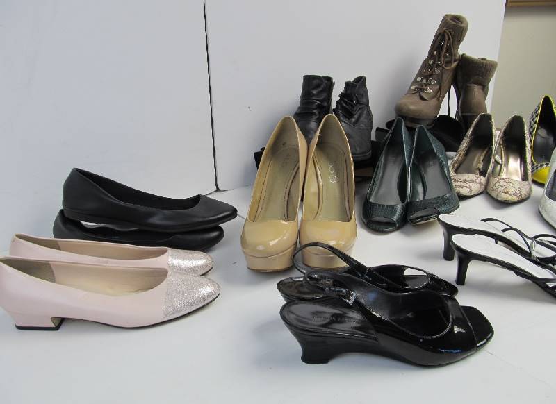 lot 42 image: Large Lot of Womens Shoes - Sizes 8 & 9 - Heels & Flats