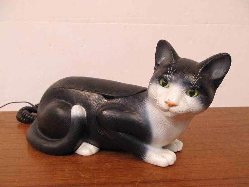 lot 98 image: Working Kitten Push-Button Telephone
