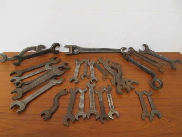 lot 105 image: Large Lot of Vintage & Antique Wrenches