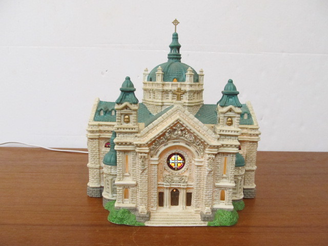 lot 106 image: Lighted SAINT PAUL CATHEDRAL Porcelain Building