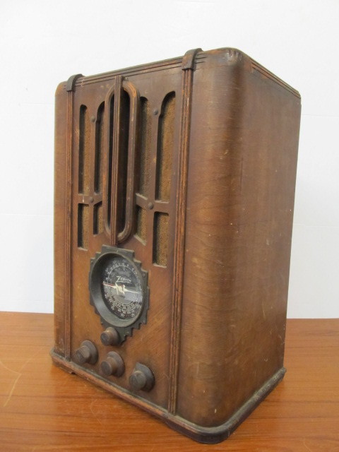 lot 110 image: Vintage Deco ZENITH Tabletop Long Distance Tube Radio