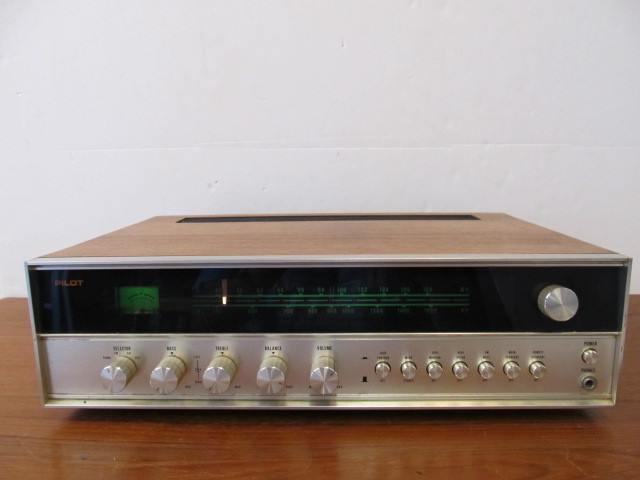 lot 140 image: Vintage PILOT Model 252 Stereo Receiver