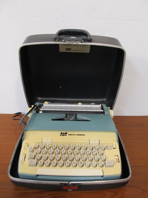 lot 144 image: Working Vintage SMITH-CORONA Portable Typewriter