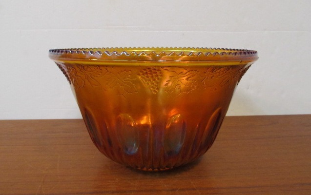 lot 176 image: LARGE Vintage Carnival Glass Centerpiece Bowl
