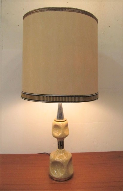 lot 183 image: Mid Century Modern Abstract Ceramic Base w Atomic Top Table Lamp