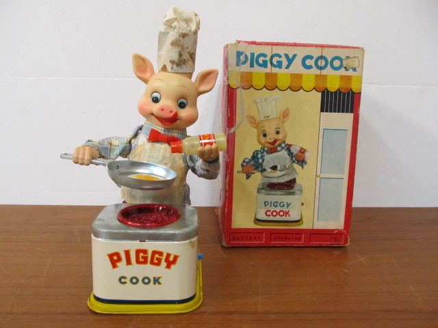 lot 198 image: Vintage Japan Tin Toy Piggy Cook w Original Box