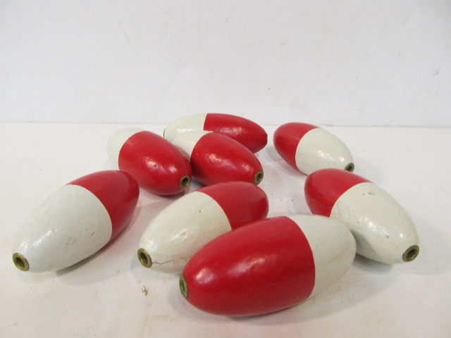lot 210 image: Lot of Vintage Wooden IDEAL Fishing Floats