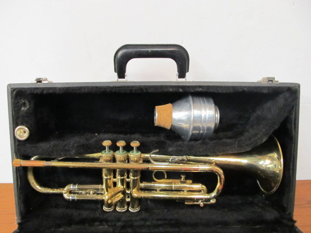 lot 189 image: Vintage OLDS Ambassador Trumpet wCase