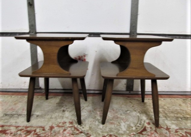 lot 252 image: Matching Pair of Mid Century End TablesNightstands 