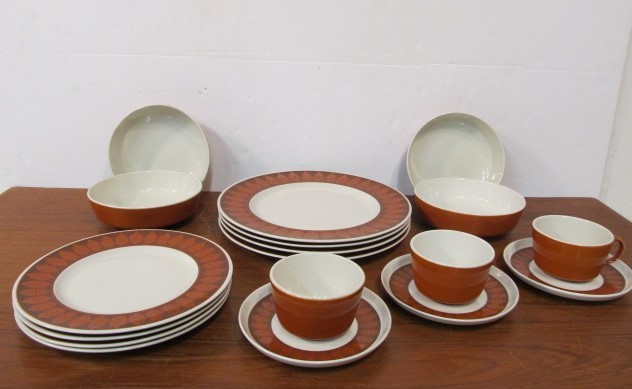 lot 253 image: Mid Century Modern Franciscan Discovery Plates, Bowls and Cups