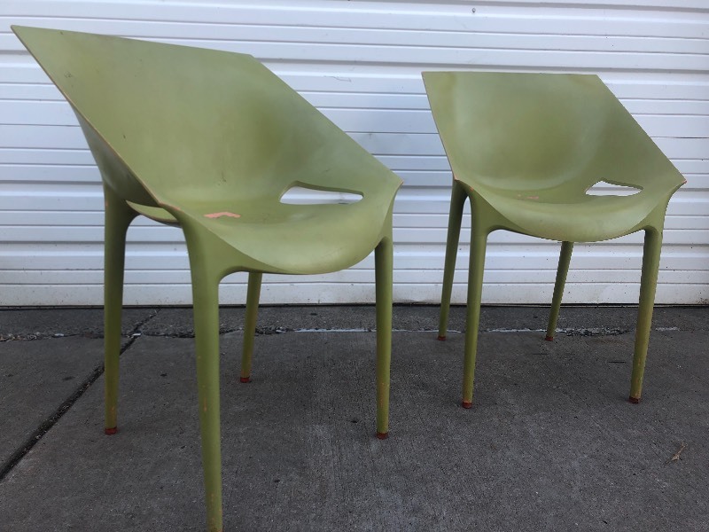 lot 6 image: Pair of Vintage Italian MR. YES Kartell Fiberglass Chairs by Philippe Starck 
