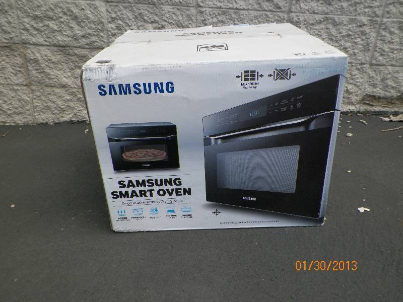 lot 44 image: Samsung - 1.2 Cu. Ft. Countertop Power Convection Microwave in Black Stainess