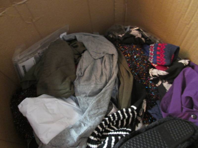 Large Lot of Assorted Sized Clothin...