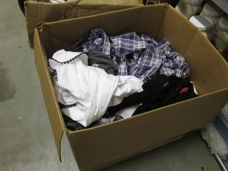 Large Lot of Assorted Sized Clothin...