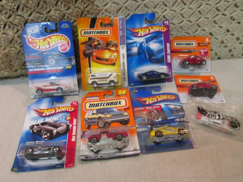 Lot of Hot Wheels and Matchbox Cars...