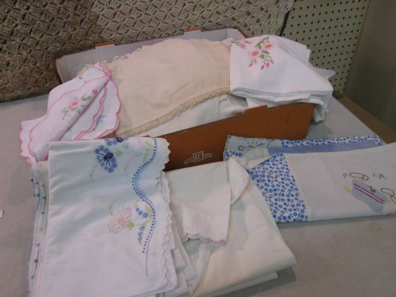 Lot of Assorted Linens  RM1...