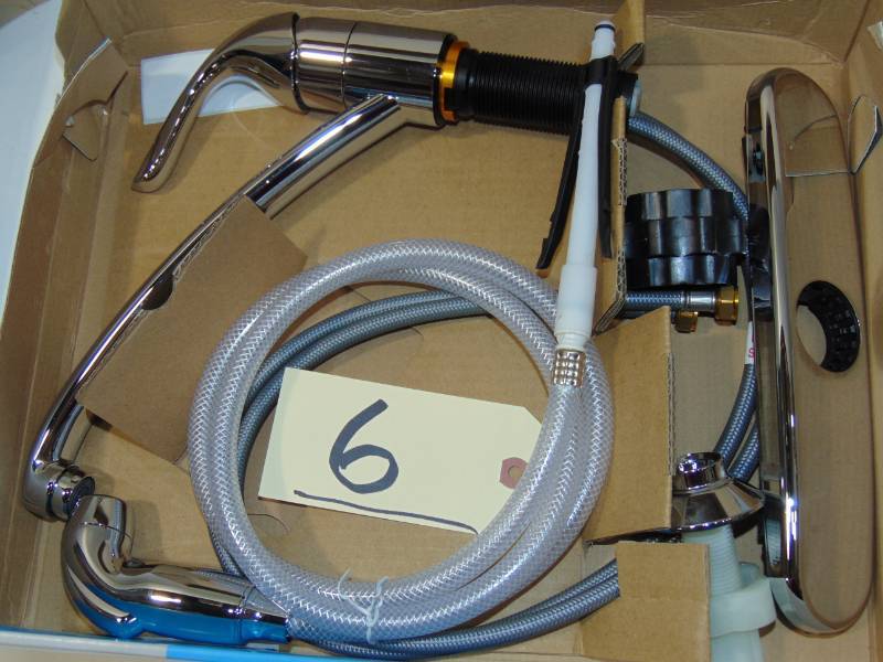Adler Kitchen Faucet with Side Sprayer in Chrome