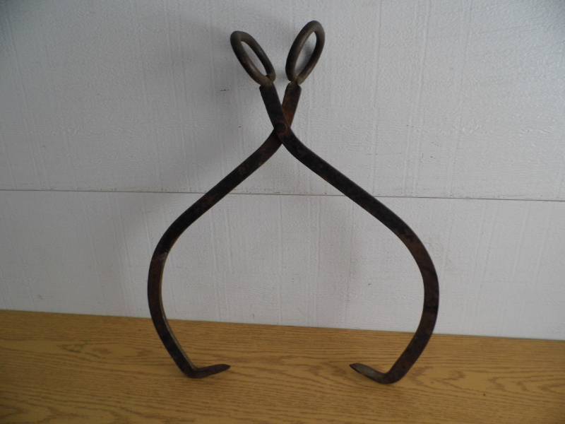 lot 8 image: Ice Tongs