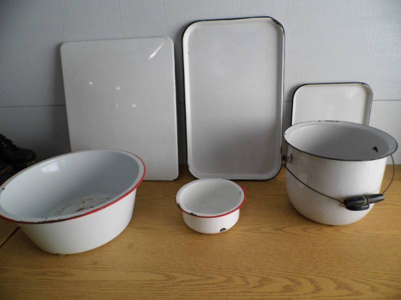 lot 19 image: Enamelware Items