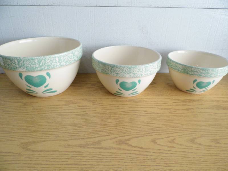 lot 26 image: Lot of 3 Sponge Bowls